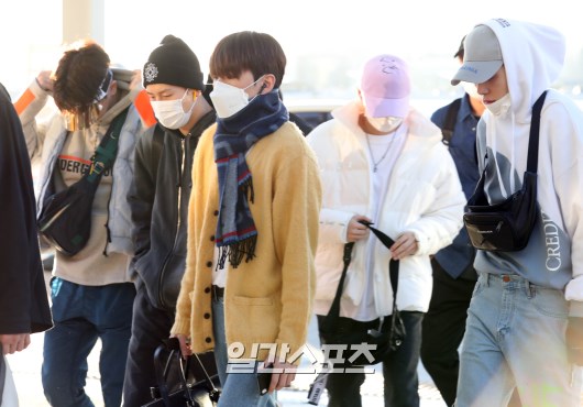 Members of Monsta X (Shinu, Wonho, Minhyuk, Kihyun, Hyungwon, Juheon, and IM) are heading to the Departure Field under the Cheering of Fans.