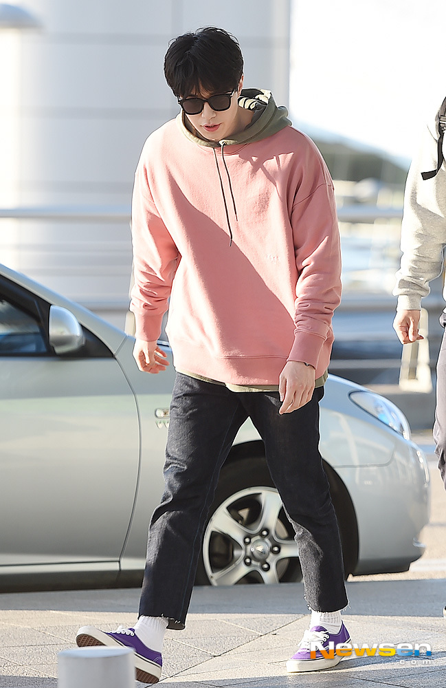 Lee Dong-wook Polite greetings to~ <p>Actor Lee Dong-wook, this 11 17, am the light and the shooting schedule car Incheon International Airport via Taiwan Chinese Taipei to departure.</p><p>This day, Lee Dong-wook, this departure, Golden Gate Bridge head in greeting.</p>