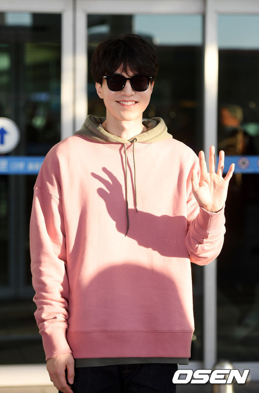On the morning of the 17th, actor Lee Dong-wook is posing at Incheon International Airport to leave for Taipei, Taiwan.