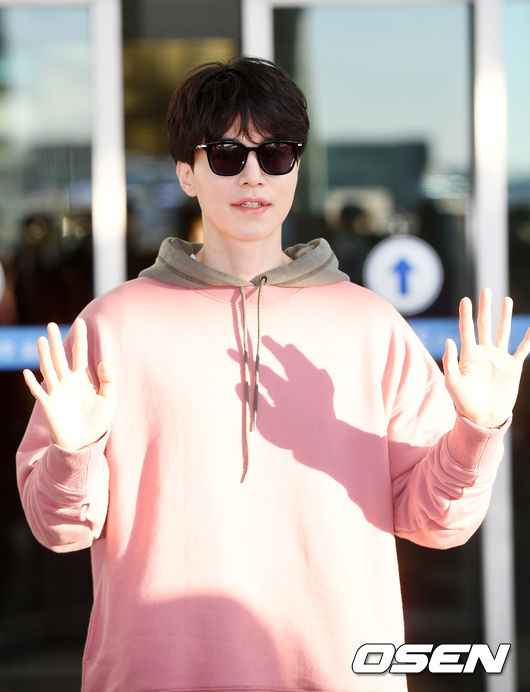 Actor Lee Dong-wook poses as he arrives at ICN airport to leave for the AD-shot Taiwan Taipei on Thursday morning.