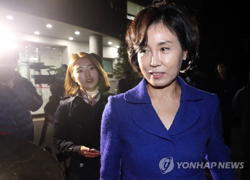 '혜경궁 김씨' 경찰 조사 마치고 귀가하는 김혜경씨 (수원=연합뉴스) 권준우 기자 = 이재명 경기지사의 부인 김혜경 씨가 2일 오후 '혜경궁 김씨' 트위터 계정의 소유주 논란과 관련 피고발인 신분 조사를 마친 뒤 경기도 수원시 경기남부지방경찰청을 빠져나가고 있다. 2018.11.2      stop@yna.co.kr  (끝)