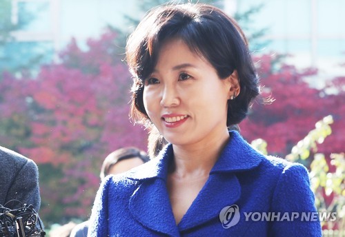 이재명 지사 부인 김혜경씨 경찰 출석 (수원=연합뉴스) 홍기원 기자 = 이재명 경기지사의 부인 김혜경 씨가 '혜경궁 김씨' 트위터 계정의 소유주 논란과 관련 피고발인 신분으로 조사를 받기 위해 2일 오전 경기도 수원시 경기남부지방경찰청으로 출석하고 있다. 2018.11.2      xanadu@yna.co.kr  (끝)