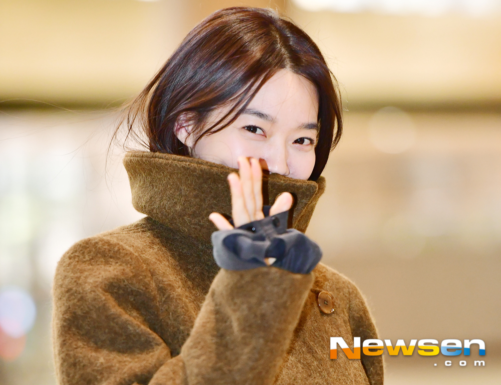 Actor Shin Min-ah attended overseas schedule and departed for Japan on November 18th with Airport fashion through Gimpo International Airport.Shin Min-ah is heading to the departure hall on the day.Jang Gyeong-ho