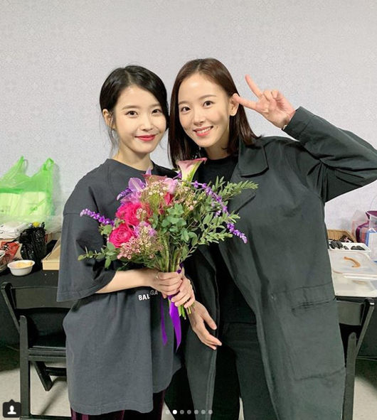 Actor Kang Han-Na cheers on best friend IUs ConcertKang Han-Na posted several photos on his 18th day with his article # 10th anniversary Concert Jing-chan was really beautiful and cool on his instagram.In the open photo, IU and Kang Han-Na stand in the waiting room and pose affectionately, even the smiles of IU and Kang Han-Na with bouquets of flowers make the viewer feel good.In addition, Kang Han-Na attracted attention by posting concert posts of IU and performances of IU in white dress.IU and Kang Han-Na have appeared together on SBS Drama Lovers of the Moon - Bobo Sensei and have been acquainted with each other and have been continuing their friendship until now.IU, which celebrated its 10th anniversary, is currently in the process of 2018 IU Tour Concert - Now.IU, who has been in the gymnasium for the first time in 10 years since his debut, will expand its scale to Asia Tour from December and meet local fans in four cities from Hong Kong on the 8th, Singapore on the 15th, Bangkok on the 16th and Taipei on the 24th to 25th.Kang Han-Na Instagram