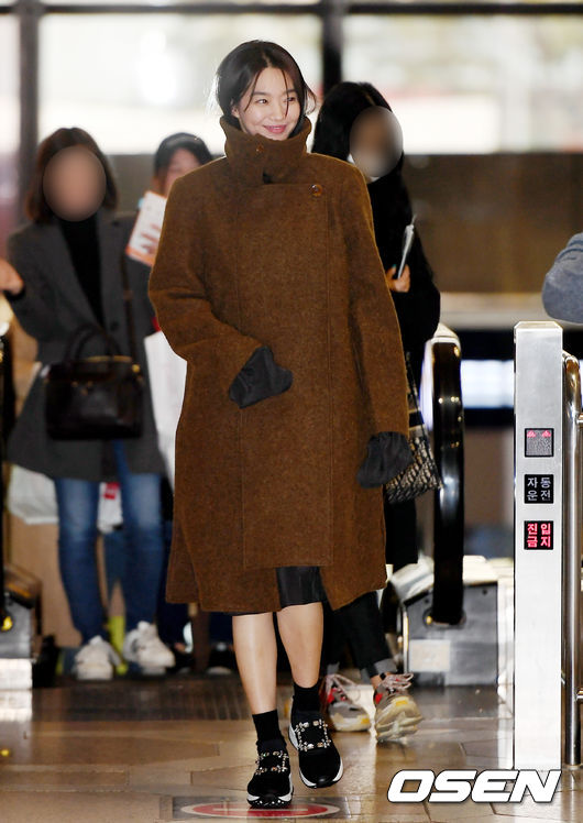 Actor Shin Min-ah is leaving for Tokyo, Japan, through Gimpo International Airport in Banghwa-dong, Gangseo-gu, Seoul on the afternoon of the 18th.Shin Min-ah is heading to the Departure hall.