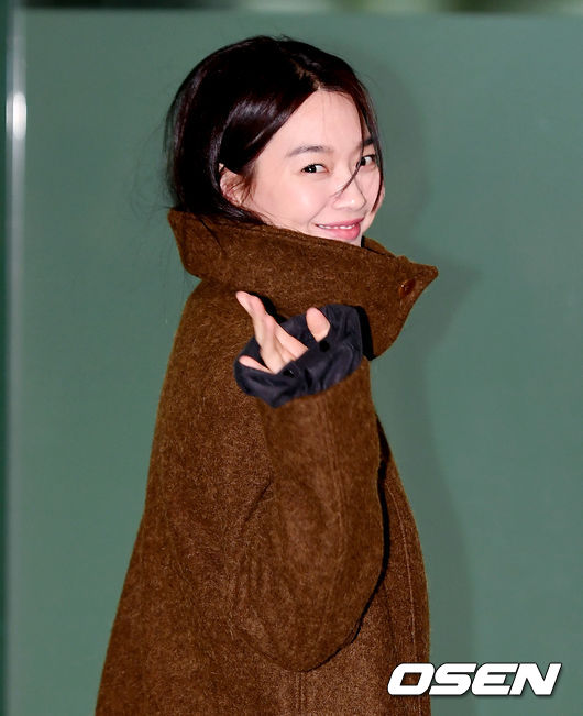 Actor Shin Min-ah is leaving for Tokyo, Japan, through Gimpo International Airport in Banghwa-dong, Gangseo-gu, Seoul on the afternoon of the 18th.Shin Min-ah is heading to the Departure hall.