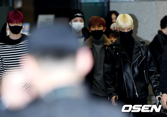 Group Wanna One is returning home through Incheon International Airports Terminal 1 on the afternoon of the 18th after finishing its overseas schedule.Wanna One is leaving the arrival hall.