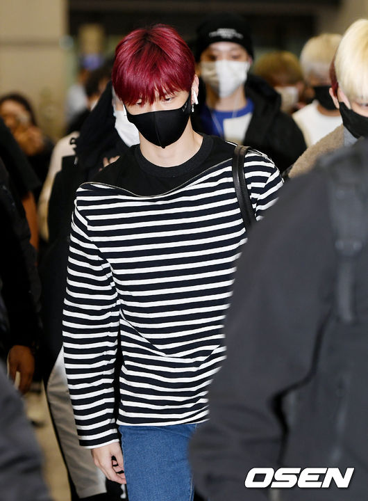 Group Wanna One is returning home through the first passenger terminal of the Incheon International Airport on the afternoon of the 18th after finishing its overseas schedule.Wanna One Kang Daniel is leaving the Arrival Point.