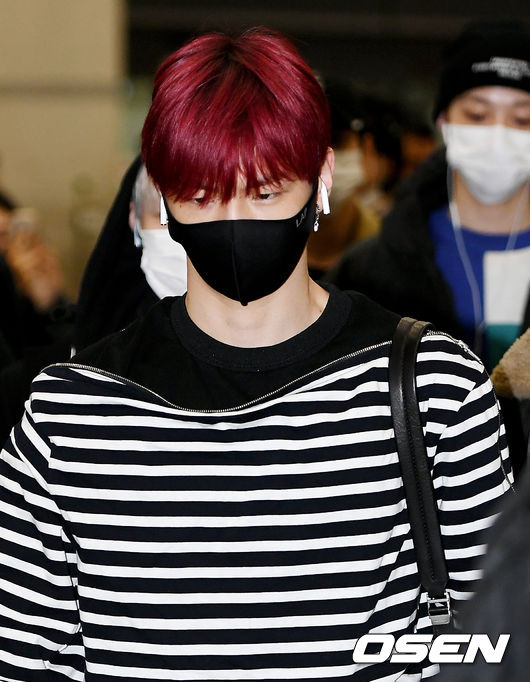 Group Wanna One is returning home through the first passenger terminal of the Incheon International Airport on the afternoon of the 18th after finishing its overseas schedule.Wanna One Kang Daniel is leaving the Arrival Point.