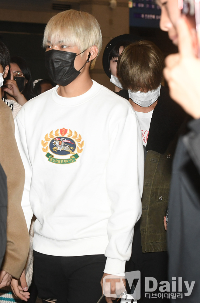 Wanna One Park Ji-hoon is arriving at Incheon International Airport on the evening of the 18th after finishing his schedule in Bangkok, Thailand.Wanna One arrival