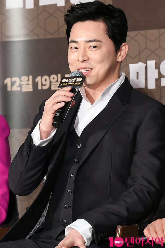 Actor Jo Jung-suk attended the report on the production of the movie Drug King at the entrance of Lotte Cinema Counter in Jayang-dong, Seoul on the morning of the 19th.Drug King, starring Song Kang-ho, Jo Jung-suk, Bae Doona, Kim Dae-myung, and Kim So-jin, is a story about the story of the story of the legendary drug king in the 1970s, when the drug was also exported.