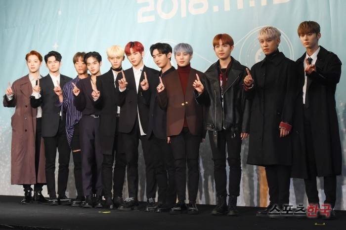 Boy group Wanna One has returned to Spring Breeze to warmly surround fans hearts.On this day, member Ong Seong-woo said, I finished the world tour for three months and started preparing the album.I was thankful for the Chuseok holiday, so I spent time with the Family. I have been to Thailand since then and I have come back like this. This album 111=1 (POWER OF DESTINY) includes the title song Spring breeze, Fireworks Play, which Ha Sung-woon directly wrote and composed, and Awake!, 12th Star , which shows the sincerity toward Wannable, and Beautiful Part.ll , which was released in November last year.The title song Spring Breeze is an alternative dance genre that is produced by Flow Blow, a composer of debut song Energistic, and iHwak, a composer of Open.Like the day I first met, I expressed the hearts of the members who dream of a fateful reunion once again with emotional melody and lyrics.It is a song that was created by the heart of each Wanna One member, and it is a little sad but beautiful, so it is good to hear in the chilly weather like now, explained Hwang Min-hyun.Especially, this album is made in two versions, Adventure expressing the message If it is destined to break up, I will fight to the end and Romance expressing the message We are destined to meet again anytime and anywhere even if we break up with softness.Wanna Ones official period of activity is December 31; members have declined to speak about the contract extension.It was so good to be able to stand a lot of stage while playing Wanna One, and my skills have increased a lot while standing on stage, said member Ha Sung-woon.The jacket photo of this regular album was known to have been taken in the same composition as Wanna Ones debut album jacket photo.When I used to take a photo of my debut jacket, my baby was plump, especially the minor line.When I look at my jacket now, I realize that we have matured not only musical but also appearance.It is fun to see the jacket photos of this album, he added.Wanna One was saddened by the soundtrack leak and plagiarism before the comeback.Asked by reporters about the soundtrack leak, Ong Seong-wu said, Our members do not know about the leak process.The company is looking into it, and it is difficult to tell when it is resolved. On the controversy over plagiarism of the movie Headwig symbolic image, Yoon Ji-sung said, I think it is difficult to explain the origin of love because many people think that it is different from each other.I am sorry for the inconvenience, and I am sorry for the concern. Regarding the goal of the activity, Kang Daniel said, It is a goal that will not be achieved in a short period of time. The goal is to remain in the memory of many people.Asked what kind of memory would the group Wanna One have left for people, Yoon Ji-sung said, Many people saw us and said youth.Personally, I like the meaning so much, I think it would be nice if you remember that Wanna One was a good youth. Meanwhile, Wanna Ones first full-length album, 111=1 (POWER OF DESTINY), will be released on various soundtrack sites at 6 pm on the same day.
