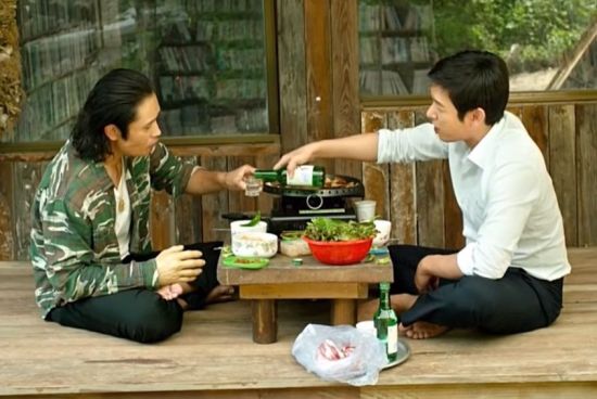 소주 한 병을 기준으로 간이 알코올을 분해하는데 걸리는 시간은 5~6시간 정도입니다. [사진=영화 '내부자들' 영상캡처]