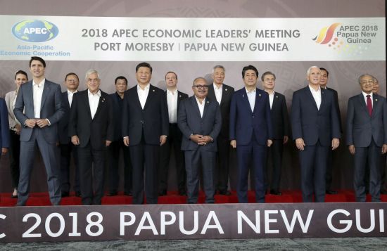 18일 오전 파푸아뉴기니 포트모르즈비 APEC(아시아태평양경제협력체) 하우스에서 열린 정상회의에 참석하기 앞서 각국 정상들이 공식 기념촬영을 하고 있다. [이미지출처=연합뉴스]