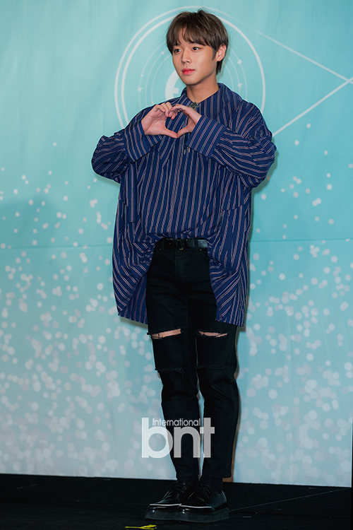 Wanna One Park Jihoon, Lee Dae-hwi have photo time.Wanna One Park Jihoon this relaxed style, stored in my heartWanna One Park Jihoon overfit shirts to cause protective instinctsNo matter what you wear, youre a charming person, Wanna One Lee Dae-hwi.Wanna One 111=1 (POWER OF DESTINY) contains 11 songs including the title song Spring Wind, and Fireworks Play, which Ha Sung-woon wrote and composed.news report