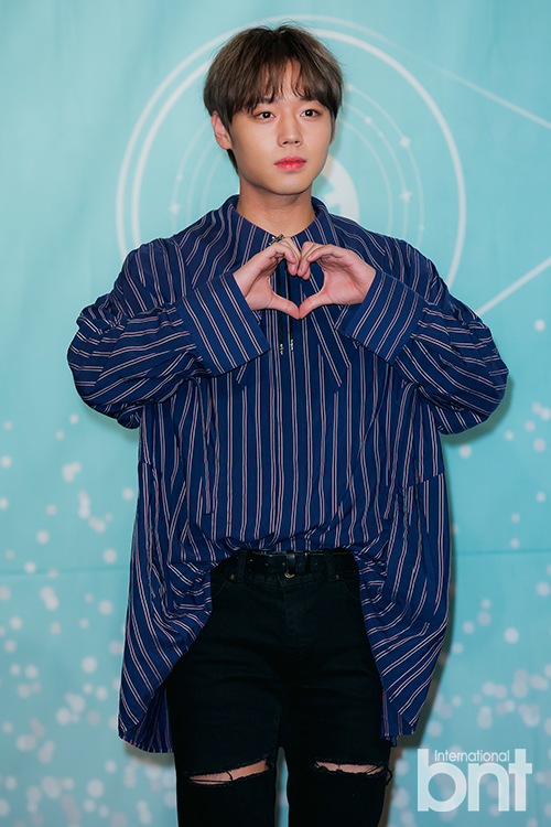 Wanna One Park Jihoon, Lee Dae-hwi have photo time.Wanna One Park Jihoon this relaxed style, stored in my heartWanna One Park Jihoon overfit shirts to cause protective instinctsNo matter what you wear, youre a charming person, Wanna One Lee Dae-hwi.Wanna One 111=1 (POWER OF DESTINY) contains 11 songs including the title song Spring Wind, and Fireworks Play, which Ha Sung-woon wrote and composed.news report