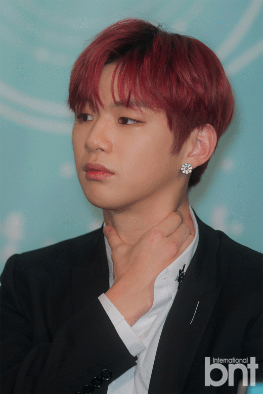 Wanna One Kang Daniel is touching his neck.Wanna Ones 111=1 (POWER OF DESTINY) includes 11 songs including the title song Spring Wind, and Fireworks Play, which Ha Sung-woon wrote and composed.news report