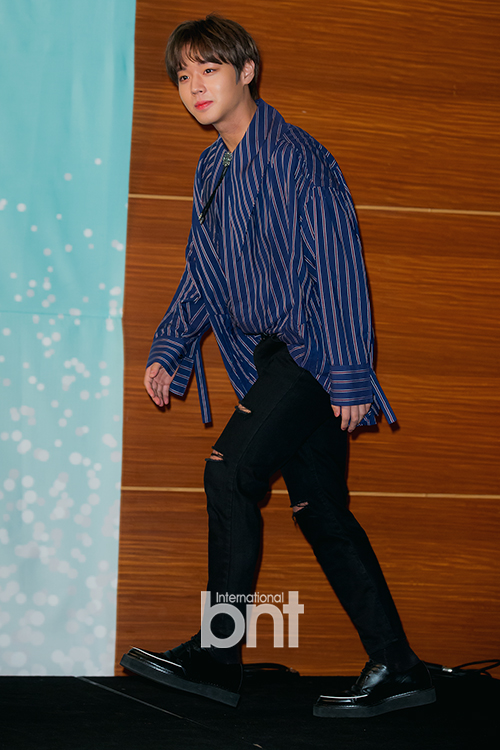 Wanna One Park Jihoon is entering.Wanna Ones 111=1 (POWER OF DESTINY) includes 11 songs including the title song Spring Wind, and Fireworks Play, which Ha Sung-woon wrote and composed.news report
