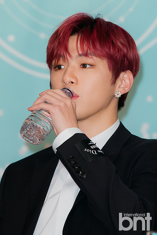 Wanna One Kang Daniel is drinking water.Wanna One 111=1 (POWER OF DESTINY) contains 11 songs including the title song Spring Wind, and Fireworks Play, which Ha Sung-woon wrote and composed.news report