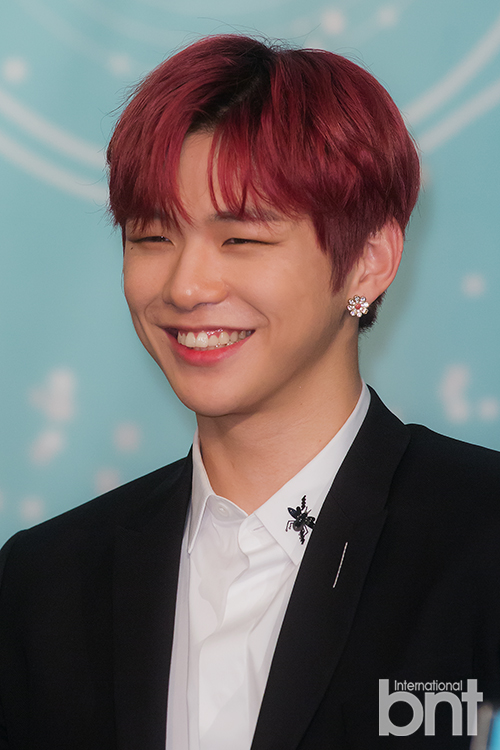 Wanna One Kang Daniel is smiling brightly.Wanna Ones 111=1 (POWER OF DESTINY) includes 11 songs including the title song Spring Wind, and Fireworks Play, which Ha Sung-woon wrote and composed.news report