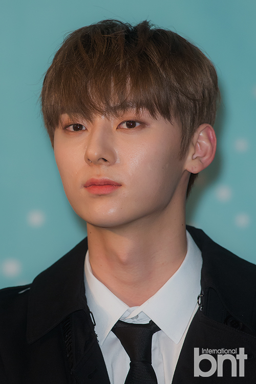 Wanna One Hwang is smiling.Wanna One 111=1 (POWER OF DESTINY) contains 11 songs including the title song Spring Wind, and Fireworks Play, which Ha Sung-woon wrote and composed.news report