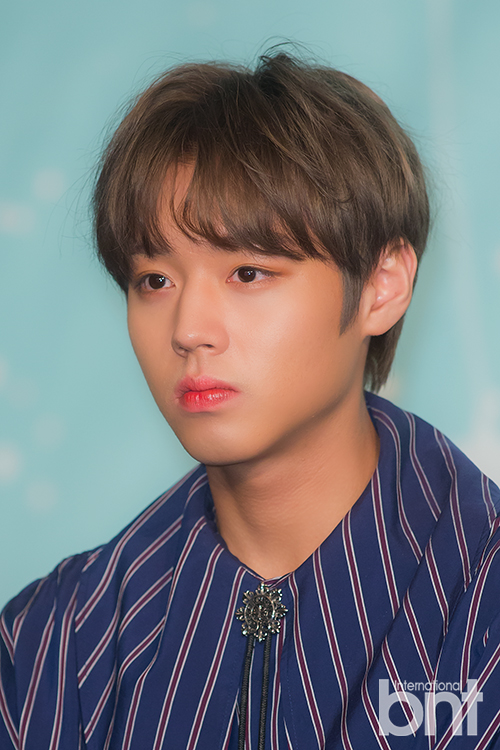 Wanna One Park Ji-hoon is thinking.Wanna Ones 111=1 (POWER OF DESTINY) includes 11 songs including the title song Spring Wind, and Fireworks Play, which Ha Sung-woon wrote and composed.news report