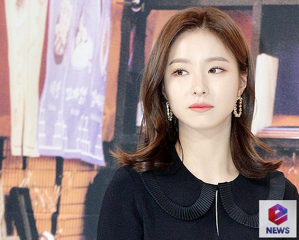 Actor Shin Se-kyung attended the presentation of Olive Borderless Pocha at Amoris Hall in Time Square, Yeongdeungpo-gu, Seoul on the afternoon of the 19th.