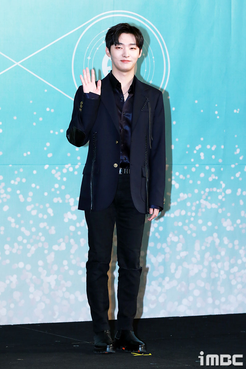 Yoon Ji-sung of Wanna One has photo time at the event.This album 111=1 (POWER OF DESTINY) is an album that compiles the arithmetic series that Wanna One has been showing for the time being. It is a title song Spring Wind, Fireworks Play in which Ha Sung-woon participated in the songwriting, and Awake!and 12th Byul , which contains the sincerity for Wannable, and Beautiful Part.ii , the second version of Beautiful , which was released in November last year.iMBC Imitation
