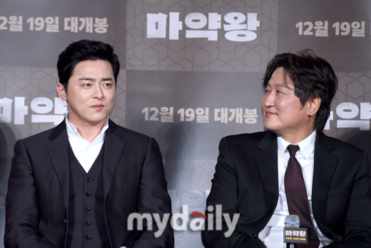 Kang-Ho Song and Jo Jung-suk greet the film Drug King at the Lotte Cinema in Jayang-dong, Seoul on the morning of the 19th.The movie Drug King, starring Kang-Ho Song, Jo Jung-suk, Bae Doona, Kim Dae-myung, and Kim So-jin, will be released on December 19th as a film about the story of the story of a smuggling agent who became a legend in the 1970s when drugs were exported.