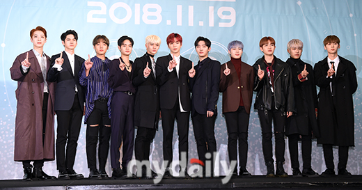 The new song Spring Wind by the group Wanna One (Kang Daniel, Park Ji-hoon, Lee Dae-hwi, Kim Jae-hwan, Ong Sung-woo, Park Woo-jin, Ry Kwan-rin, Yoon Ji-sung, Hwang Min-hyun, Bae Jin-young and Ha Sung-woon swept the charts.On the 19th, Wanna Ones Spring Wind was ranked first in five major music charts such as Melon, Naver Music, Mnet, Bucks, and Soribada.At 6 p.m., Wanna One released its first full-length album, 111=1 (POWER OF DESTINY).Cable channel Mnet Produce 101 Season 2 was scheduled to be the last album of the group Wanna One, so it was more popular than ever.