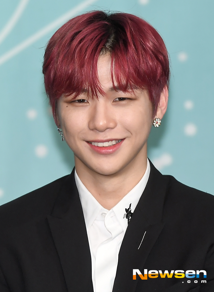 Wanna One (Kang Daniel, Park Ji-hoon, Lee Dae-hwi, Kim Jae-hwan, Ong Sung-woo, Park Woo-jin, Lai Kuan-lin, Yoon Ji-sung, Hwang Min-hyun, Bae Jin-young, Ha Sung-woon) Kang Daniel is smiling.Eleven members selected as the final debut group after intense competition in season 2 of Mnet Boy Group Survival Produce 101, which last year, will start their last album on Wanna One with their first regular album 111=1 (POWER OF DESTINY).Jung Yu-jin
