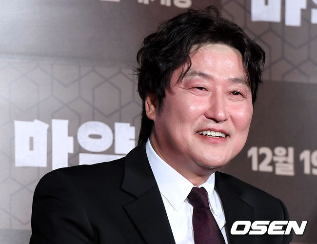 Actor Kang-Ho Song is smiling at the film Drug King (director We Ho) Production briefing session held at the entrance of Lotte Cinema Counter in Jayang-dong, Seoul on the morning of the 19th.
