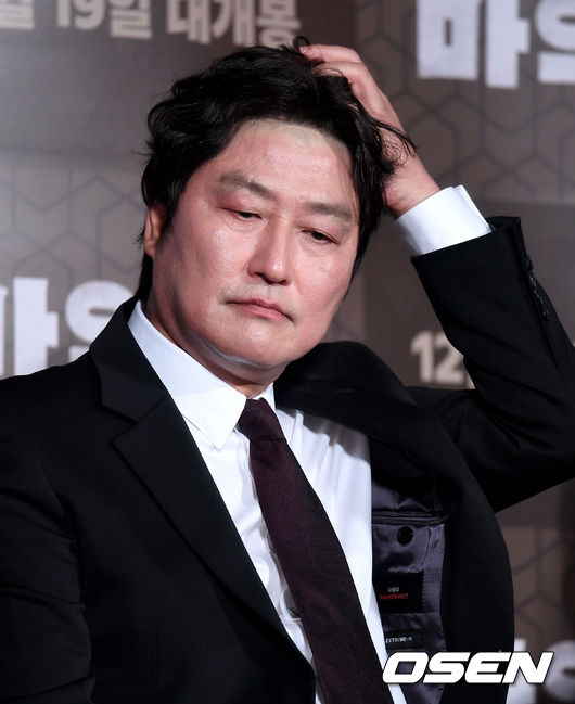 Actor Kang-Ho Song attends the film Drug King (director We Ho) Production Briefing session at the entrance of Lotte Cinema Counter in Jayang-dong, Seoul on the morning of the 19th.