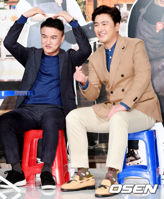 Olives new entertainment program Unclassified Pocha production presentation was held at the Amoris Hall in Yeouido-dong Times Square in Yeongdeungpo-gu, Seoul on the afternoon of the 19th.Park Joong-hoon, Ahn Jung-hwan has photo time.