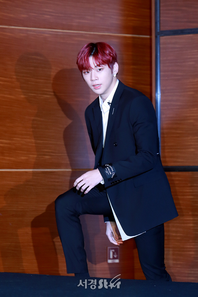 Wanna One member Kang Daniel attended and has photo time.