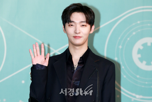 Wanna One member Yoon Ji-sung attended and has photo time.