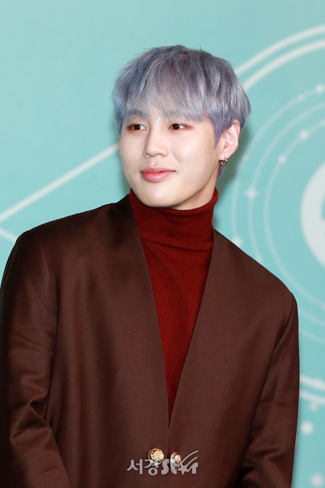Wanna One member Ha Sung-woon attended and has photo time.