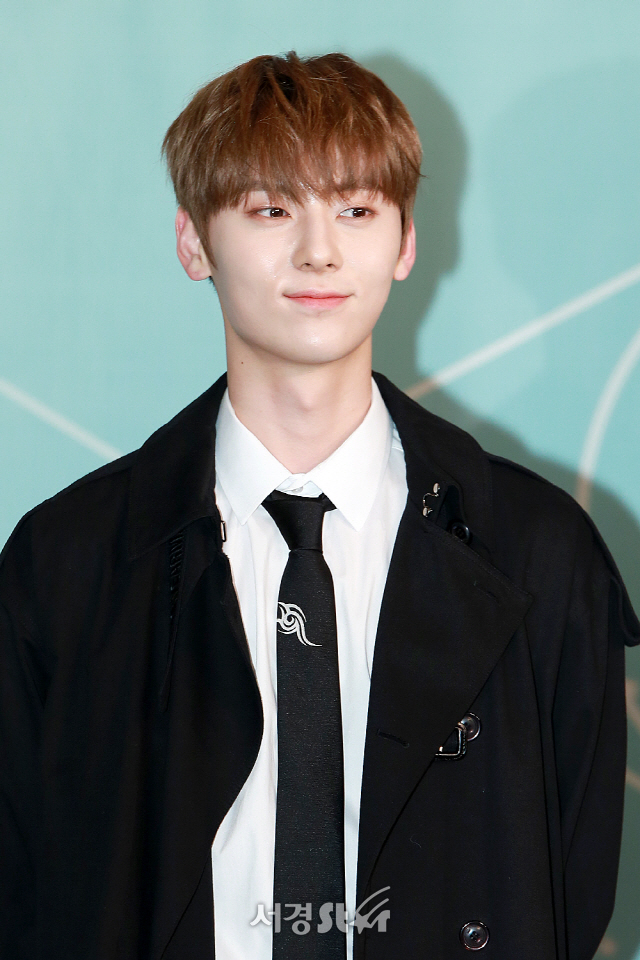 Wanna One member Hwang Min-hyeun attended and has photo time.