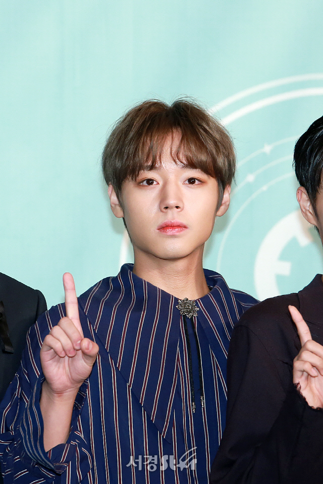 Wanna One member Park Ji-hoon attended and has photo time.