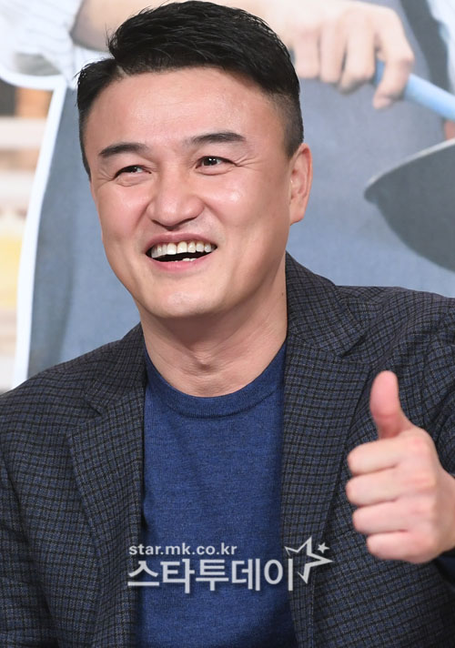 Sam Okyere, Actor Shin Se Kyung, Park Joong-hoon, and Ahn Jung-hwan pose at the Olive TV Borderless Pocha production presentation held at Amoris Hall in Yeongdeungpo Times Square on the afternoon of the 19th.