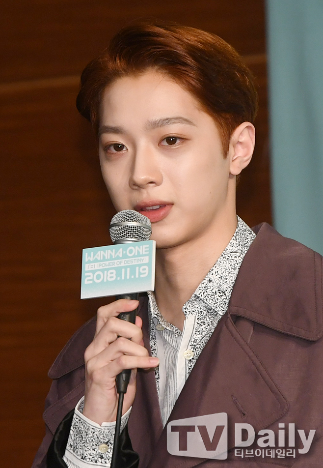 Wanna One Lai Kuan-lin dry hair The album contains 11 new songs including the composer Flow Blow of the debut title song Energistic and the title song Spring Wind produced by iHwak, the composer of Hold Up.Ha Sung-woons direct songwriting and composition, Fireworks Play, and Park Woo-jins rap making Awake! also attracts Eye-catching.The title song Spring Wind is a song that contains the fate (DESTINY) that you and I missed each other as one, but the will to meet again and become one again by fighting against the fate.It is the last album of Wanna One, which has been working on the project for a year and a half.
