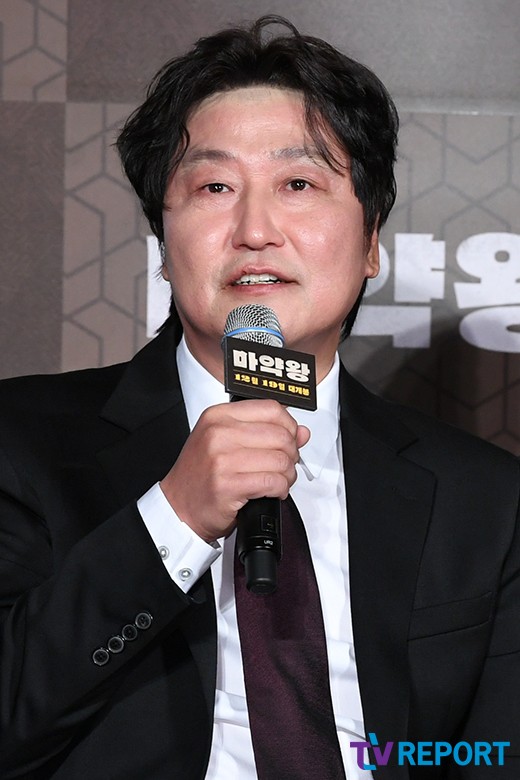 Actor Kang-Ho Song attends a report on the production of the movie Drug King (director Woo Min-ho) at the entrance of Lotte Cinema Counter in Jayang-dong, Gwangjin-gu, Seoul on the morning of the 19th.Drug King starring Kang-Ho Song, Jo Jung-suk, Bae Doona, Kim Dae-myung, Kim So-jin, Lee Hee-joon and Jo Woo-jin will be released on the 19th of next month as a film about the story of a smuggler who became a patriot when he exported Drug.