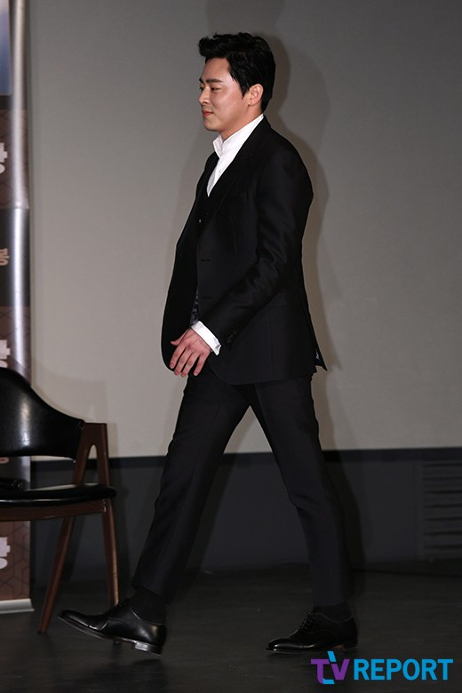Actor Jo Jung-suk attends a report on the production of the movie Drug King (director Woo Min-ho) at the entrance of Lotte Cinema Counter in Jayang-dong, Gwangjin-gu, Seoul on the morning of the 19th.Drug King starring Song Kang Ho, Jo Jung-suk, Bae Doona, Kim Dae-myung, Kim So Jin, Lee Hee Jun, and Jo Woo-jin will be released on the 19th of next month as a film about the story of the legendary drug king in the 1970s, when the drug was also exported.