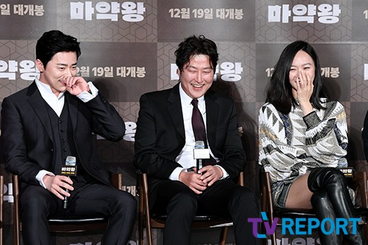 Actor Jo Jung-suk, Kang-Ho Song and Bae Doona are laughing at the report on the production of the movie Drug King (director Woo Min-ho) at the entrance of Lotte Cinema Counter in Jayang-dong, Gwangjin-gu, Seoul on the morning of the 19th.Drug King, starring Kang-Ho Song, Jo Jung-suk, Bae Doona, Kim Dae-myung, Kim So-jin, Lee Hee-joon, and Cho Woo-jin, will be released on the 19th of next month as a film about the story of a smuggler who became a patriot when he exported Drug.
