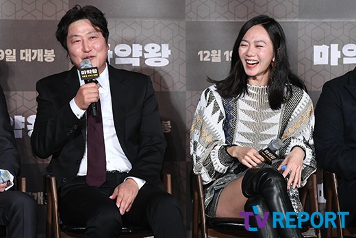 Actor Kang-Ho Song and Bae Doona attend a report on the production of the movie Drug King (director Woo Min-ho) at the entrance of Lotte Cinema Counter in Jayang-dong, Gwangjin-gu, Seoul on the morning of the 19th.Drug King starring Kang-Ho Song, Kang Seok Seok, Bae Doona, Kim Dae Myung, Kim So Jin, Lee Hee Jun, and Jo Woo-jin will be released on the 19th of next month as a film about the story of the legendary drug king of the 1970s, when the drug was also exported.