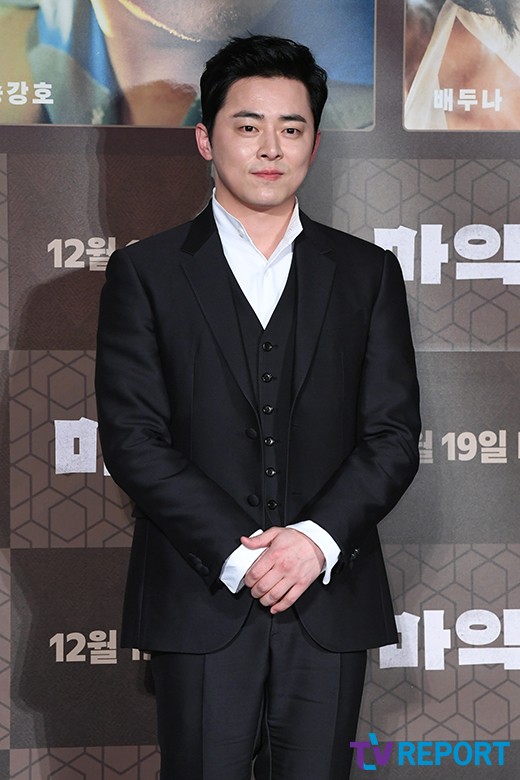 Actor Jo Jung-suk attends the production report of the movie Drug King (director Woo Min-ho) at the entrance of Lotte Cinema Counter in Jayang-dong, Gwangjin-gu, Seoul on the morning of the 19th.Drug King starring Song Kang Ho, Jo Jung-suk, Bae Doona, Kim Dae-myung, Kim So-jin, Lee Hee-joon, and Cho Woo-jin will be released on the 19th of next month as a film about the story of the legendary drug king of the rootless smuggler in the 1970s when the drug was exported.