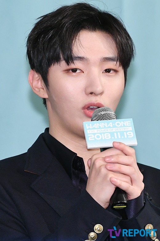 Yoon Ji-sung of the group Warner Hana is attending his first full-length album 111=1 (POWER OF DESTINY) held at Conrad Seoul Hotel in Yeouido-dong, Yeongdeungpo-gu, Seoul on the afternoon of the 19th.Wanna Hanas first full-length album, 111=1 (POWER OF DESTINY), is an album that compiles the arithmetic series, and it contains the fate that you and I have missed each other as Hana, and the will to meet again and become Hana again by fighting against the fate.