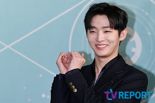 Yoon Ji-sung of the group Wanna One attended the first music album 111=1 (POWER OF DESTINY) held at the Conrad Seoul Hotel in Yeouido-dong, Yeongdeungpo-gu, Seoul on the afternoon of the 19th.Wanna Ones first musical album 111=1 (POWER OF DESTINY) is an album that compiles the arithmetic series, and it contains the fate (DESTINY) that you and I have missed each other as one, and the will to meet again and become one again by fighting against the fate.