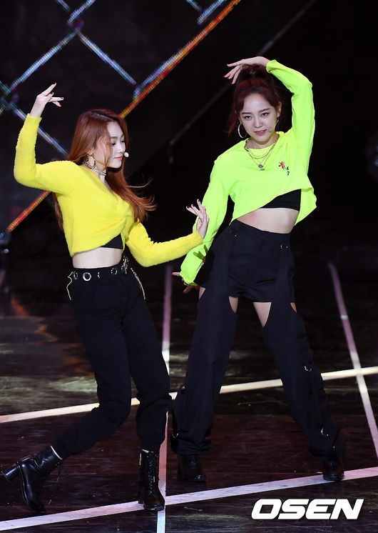 Gugudan Mina and Sejeong are showing the stage at SBS MTV The Show live broadcast at SBS Prism Tower in Sangam-dong, Seoul on the afternoon of the 20th.
