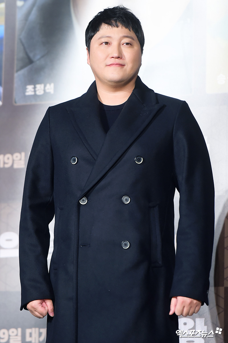 Actor Kim Dae-myung, who attended the film Drug King Production Briefing Session held at the entrance of Lotte Cinema Counter in Seoul Jayang-dong on the morning of the 19th, has photo time.